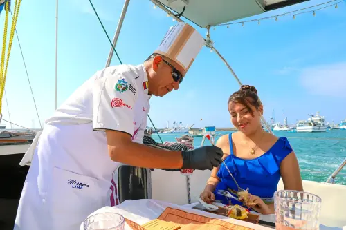 chef-sirviendo-comida en yate, Manta