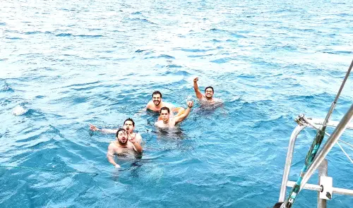 amigos bañándose cerca de San Mateo, Manta.