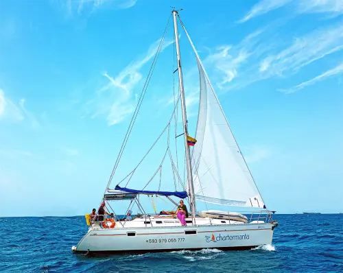 Rockola navegando por la costa de Manta, vista desde dron