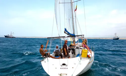 Rockola navegando por la costa de Manta