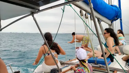 Clientes bañándose frente a la playa del Murciélago, Manta