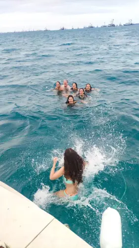 Clientes dándose un baña en Manta, cerca de Jaramijo.